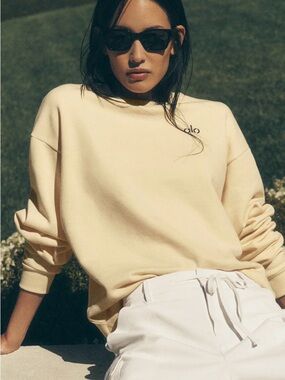 Alo Crewneck Sweatshirt in Candlelight Yellow Size Small NWT